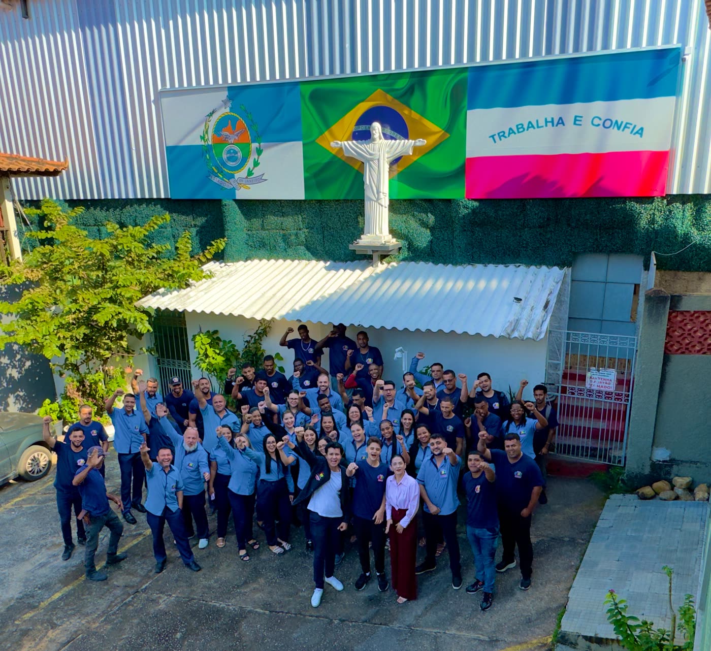 Equipe do Grupo JNF reunida em frente à unidade