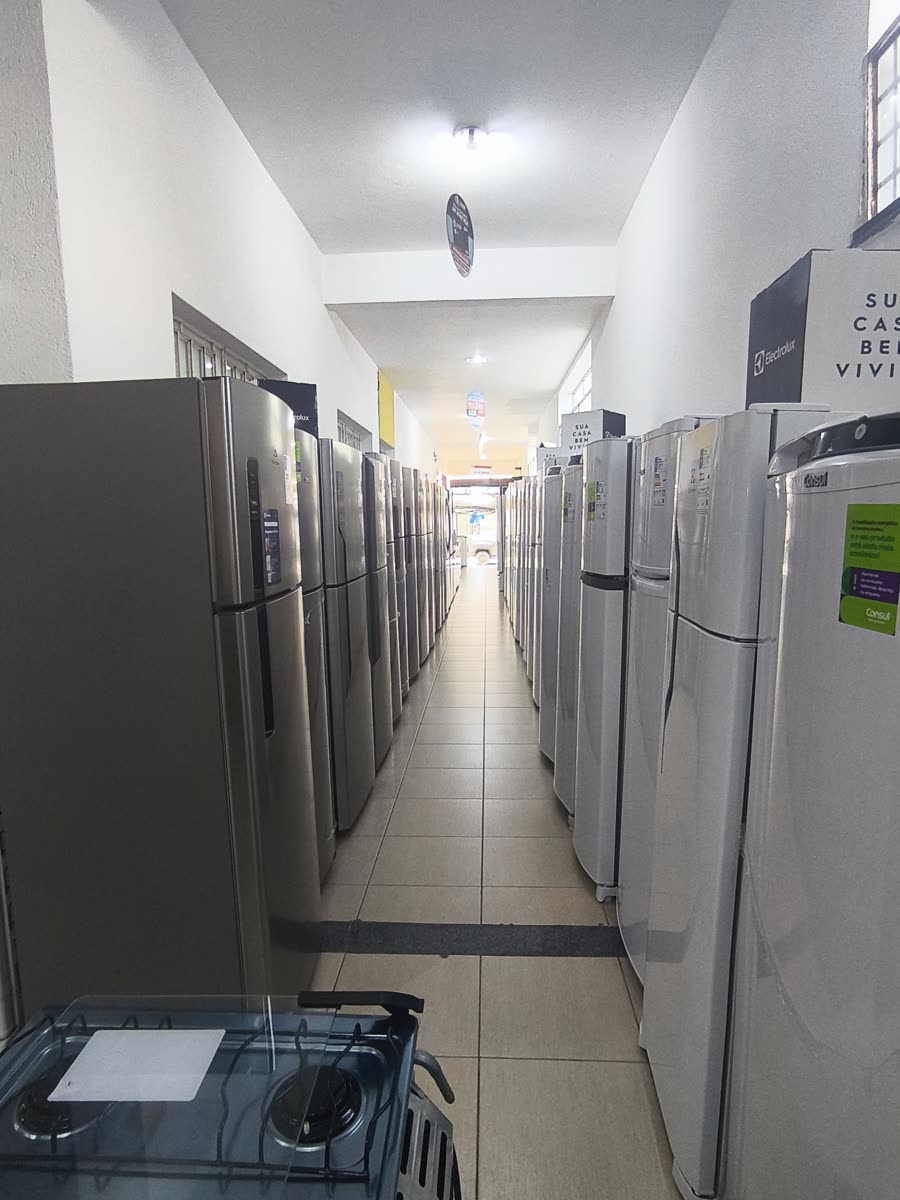 Corredor de geladeiras e linha branca no Grupo JNF