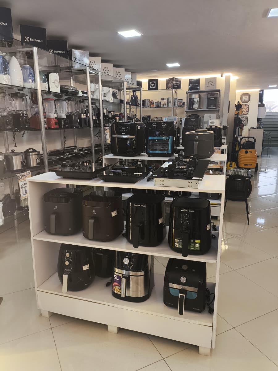 Expositor de air fryers e cafeteiras no setor de utilidades do Grupo JNF