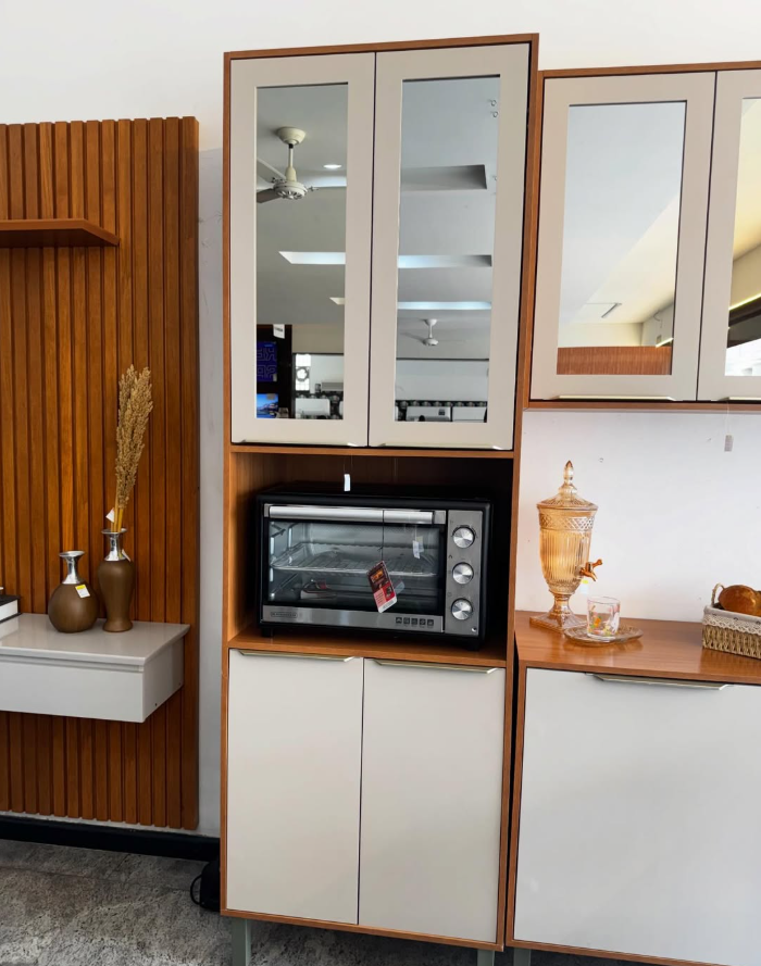 Armários e forno elétrico no showroom de móveis da JNF