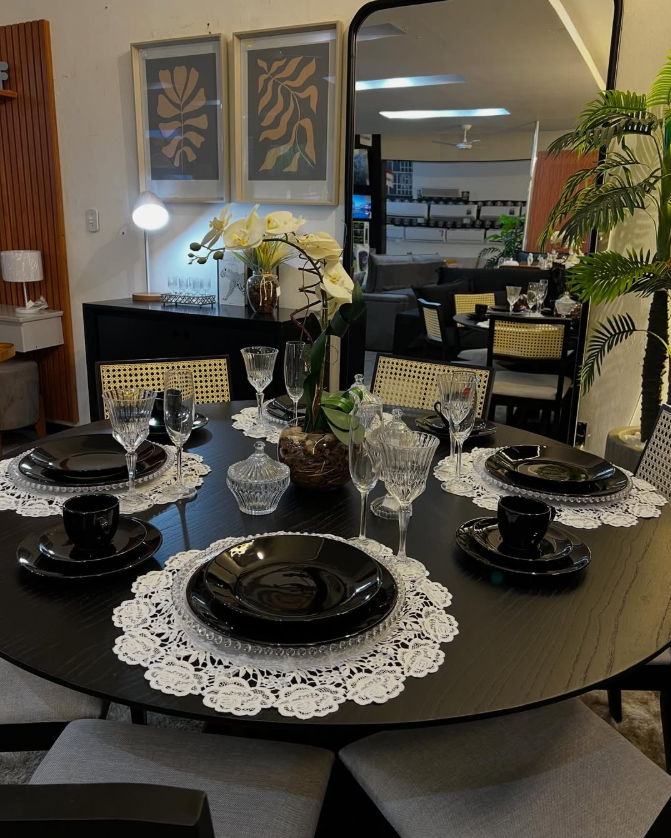 Ambiente de sala de jantar decorado no showroom da JNF