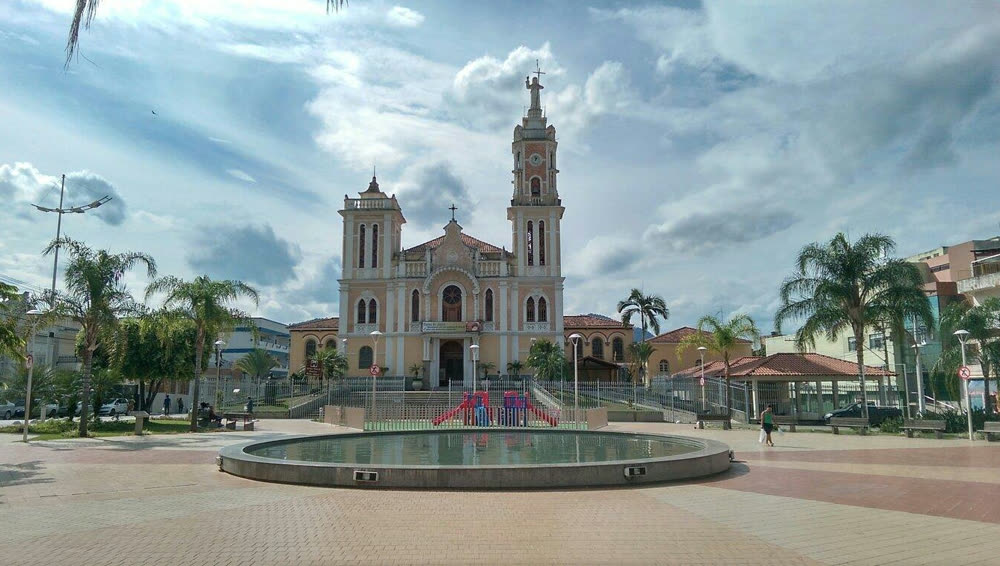 Praça e igreja matriz de Bom Jesus do Itabapoana